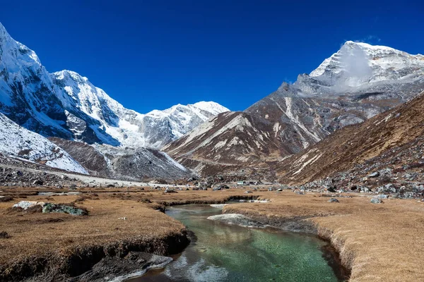 Hermoso valle del Himalaya en el camino a Tashi Lapcha río paso corriente en las montañas de Nepal — Foto de Stock