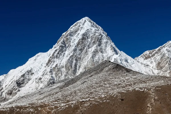 Pumori dağı ve Kala Patthar Everest manzarası harika bir fotoğraf. — Stok fotoğraf