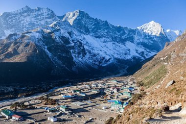 Güneşli bir günde Thame köyü Nepal 'deki Himalaya köyü Everest Ana Kamp Gezisi manzaralı