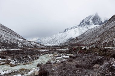 Karlı bir günde Everest Üssü 'ndeki Chukhung Vadisi Karlı bir günde Güzel Himalaya manzarası Nepal