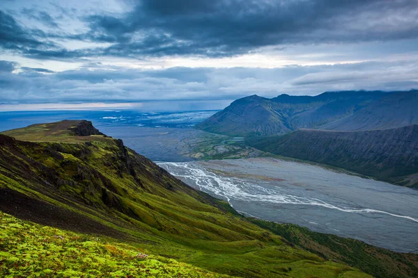 Paisaje islandés dramático Acantilados verdes y campos de lava Parque Nacional Skaftafell Islandia — Foto de Stock