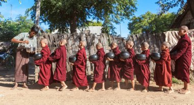 Bagan Myanmar 9 Aralık 2014 Budist rahipler Bagan 'da sadaka için yürüyorlar.