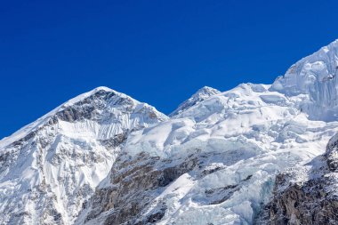 Beyaz karlı dağlar açık bir günde mavi gökyüzü ile Everest ana kampı Himalayalar Nepal manzaralı