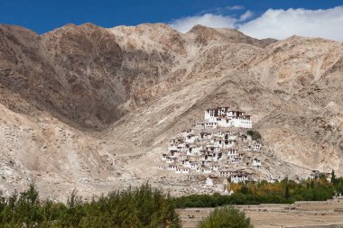 Ladakh Tibet 'teki Chemrey Manastırı Hindistan' daki dağlarda Budist Gompa.