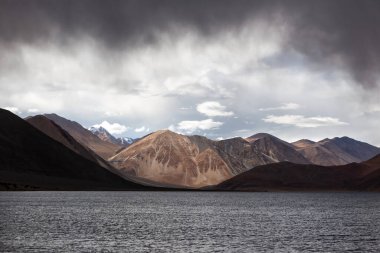 Ladakh 'taki Pangong Gölü. Hindistan' ın uzak dağlarındaki yüksek rakımlı göl üzerinde dramatik hava.