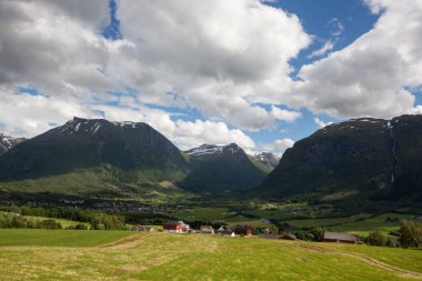 Norveç 'te köy Güneşli bir günde Güzel yeşil vadi Güzel Norveç manzarası