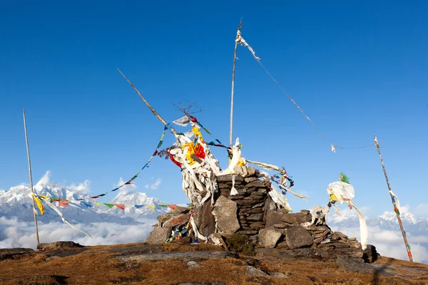 Himalayalar 'daki PK Zirvesi Nepal Cairn' deki Pikey Zirvesi 'nin tepesinde Budist dua bayrakları var.