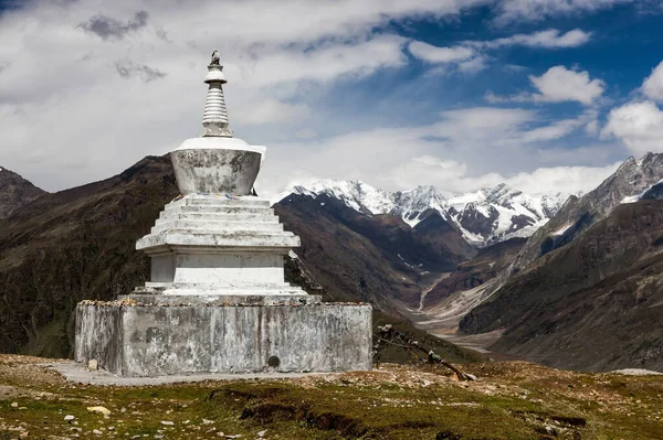 Pagoda budista tibetana blanca en el paso Rohtang en las montañas del norte de la India cerca de Manali — Foto de Stock