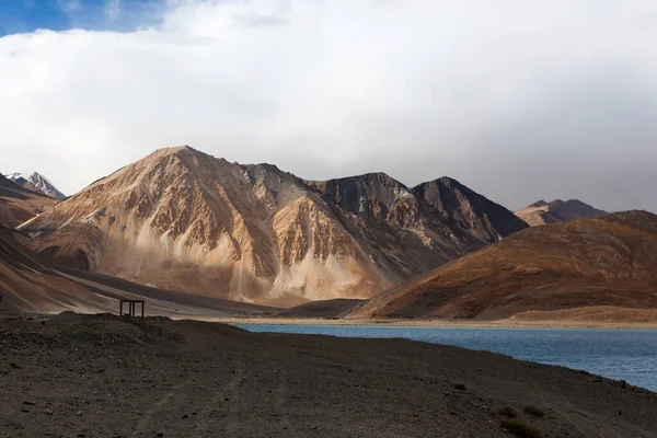 Pangong tó Ladakh Gyönyörű magaslati táj Észak-Indiában Távoli hegyi tó — Stock Fotó