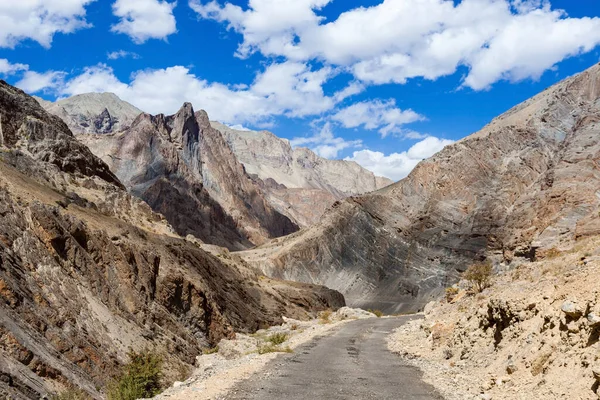 Road in Zanskar Valley Indiában Gyönyörű út Ladakh Moto utazás Észak-Indiában — Stock Fotó