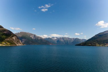 Norveç 'te fiyort güneşli bir günde Güzel Norveç manzarası açık bir günde