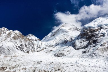 Everest 'in ana kampı Kuhumbu buzulu ve yüksek Himalayalar' daki karlı zirveleri görmektedir.