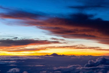Bali adasının en yüksek noktasındaki Agun dağından Rinjani Dağı 'na bak.