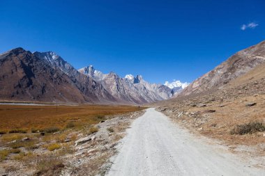 Zanskar Vadisi 'ndeki Ladakh Moto yolu Hindistan' da seyahat ediyor. Güzel, uzak bir yol.