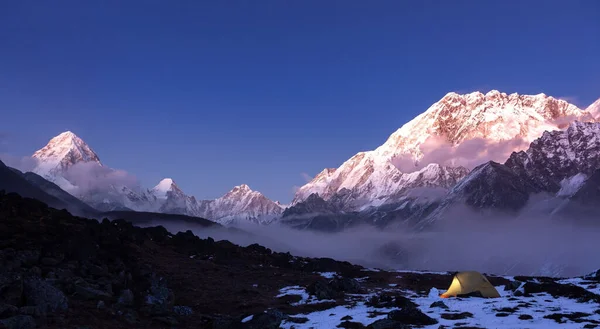 Tienda de campaña en las montañas por la noche Paisaje del Himalaya por la noche en Everest campamento base trek — Foto de Stock