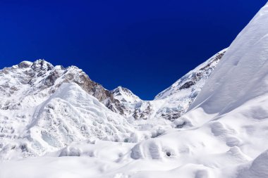 Khumbu Buzulu ve karlı dağlar... Everest 'in ana kampı Himalayalar Nepal' de el değmemiş kar altında.