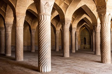 Vakil Camii Şebbestan Namaz Salonu 'ndaki Pers sütunları serisi