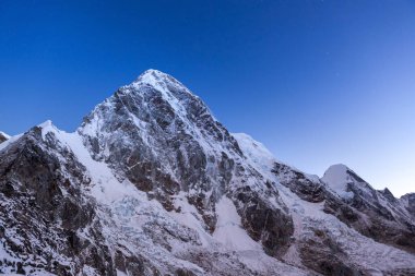 Pumori tepesi gün doğumunda Güzel kayalık dağ Himalayalar 'da Everest ana kampı Nepal yakınlarında