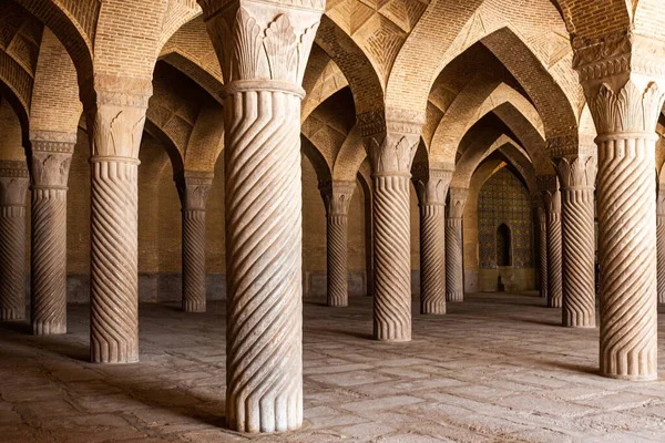 Perzsa oszlopok sorozata a Vakil mecset Shabestan imatermében Shiraz Iran — Stock Fotó