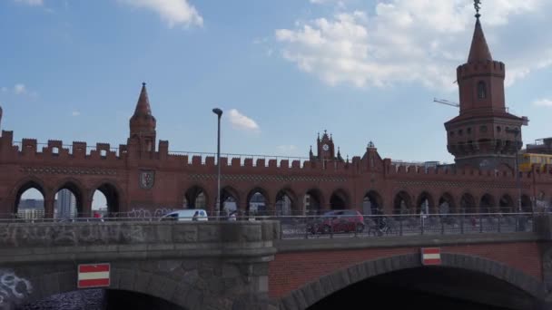 Stadtbild der Oberbaumbrücke in Berlin mit gelben U-Bahn-Zügen — Stockvideo