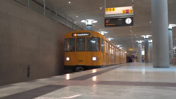 Train jaune dans le métro de Berlin arrivant à la plate-forme de la gare Bundestag — Video