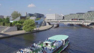 Berlin Spree Nehri 'nde yolcu gemisiyle şehir manzarası. Berlin, Almanya, Ekim 2019