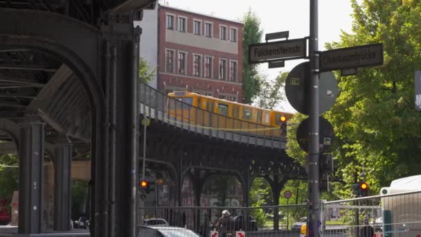 Gelbe U-Bahn auf der Brücke in Berlin, Oktober 2019 — Stockvideo