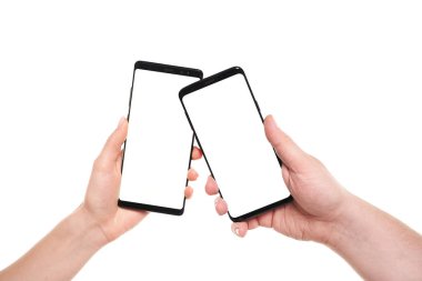 İki el akıllı telefonları boş ekranla modern çerçevesiz tasarım ile tutarken kablosuz veri transferi Nfc beyaz arkaplanda izole edildi