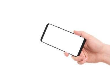 Beyaz zemin üzerinde izole modern çerçevesiz tasarım ile siyah akıllı telefon boş ekran tutan adam el