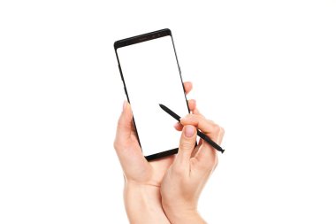 Beyaz arkaplanda modern çerçevesiz tasarım izole edilmiş siyah akıllı telefon boş ekran üzerinde Stylus ile çalışan kadın elleri