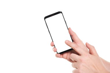 Beyaz zemin üzerinde izole modern çerçevesiz tasarım ile siyah akıllı telefon boş ekran tutan insan elleri