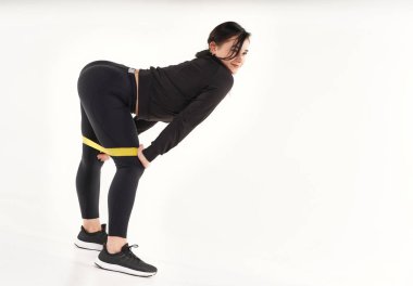 Genç atletik kadın yoga ve jimnastik egzersizleri yapıyor. 
