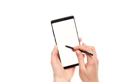 Beyaz arkaplanda modern çerçevesiz tasarım izole edilmiş siyah akıllı telefon boş ekran üzerinde Stylus ile çalışan kadın elleri