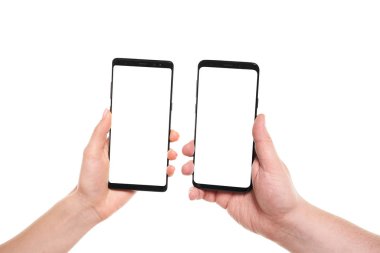 İki el akıllı telefonları boş ekranla modern çerçevesiz tasarım ile tutarken kablosuz veri transferi Nfc beyaz arkaplanda izole edildi