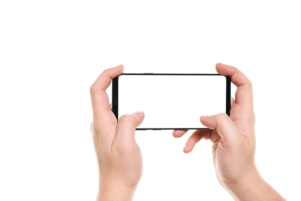 Mãos de homem digitando na tela em branco do smartphone preto com design moderno sem moldura isolado no fundo branco — Fotografia de Stock