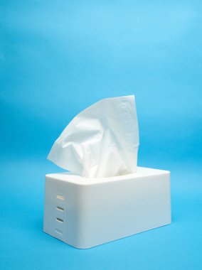 Minimalist mavi arkaplanda beyaz peçete tutucu