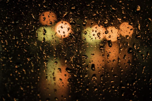 夜晚玻璃路灯上美丽的水滴 — 图库照片