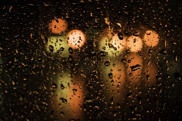 夜晚玻璃路灯上美丽的水滴 — 图库照片