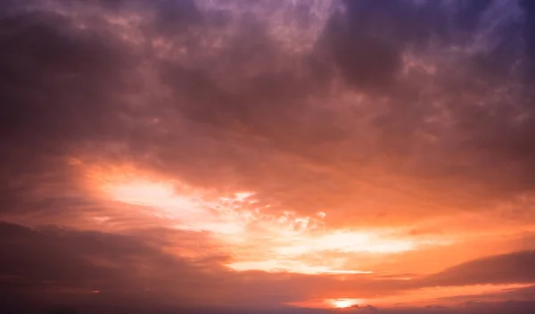Bela Vista Céu Nuvem Entardecer Céu Azul Brilhante Laranja Cores — Fotografia de Stock