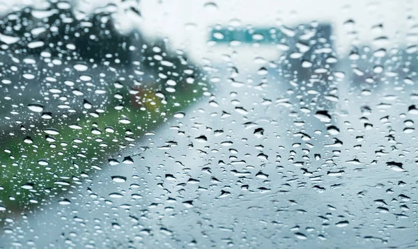 车窗上装有天然水滴的玻璃 透过窗户到外面 下雨的时间 — 图库照片