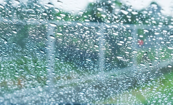 车窗上装有天然水滴的玻璃 透过窗户到外面 下雨的时间 — 图库照片