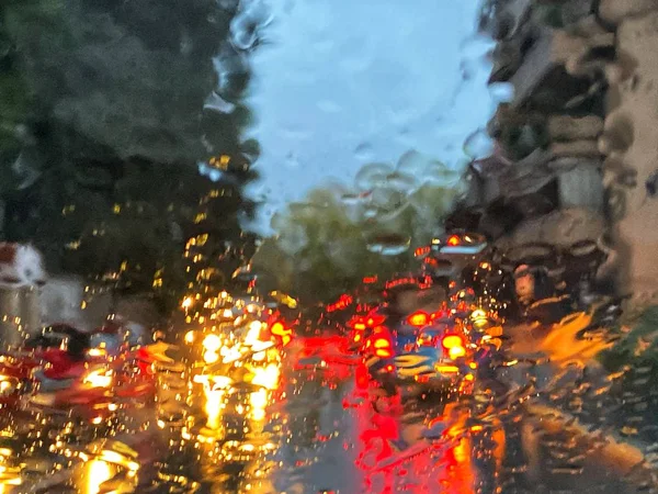 雨の下で車を運転する — ストック写真