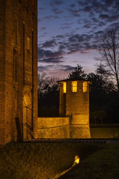 Oud Huis Bij Zonsondergang Met Licht Aan — Stockfoto