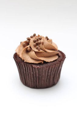 Kremalı ve beyaz arka planda çıtır çıtır çikolatalı kek.