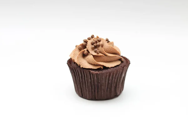 Cupcake de chocolate isolado com topo de creme e cobertura crocante em um fundo branco — Fotografia de Stock