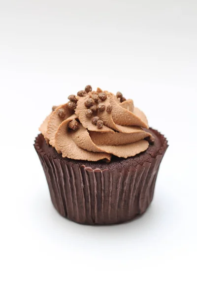 Kremalı ve beyaz arka planda çıtır çıtır çikolatalı kek.