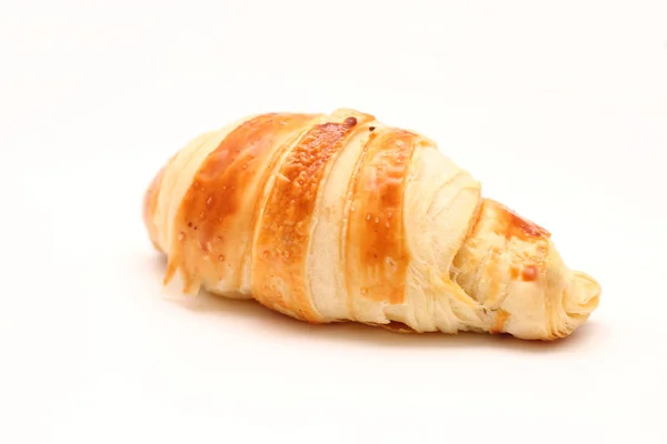 Isoliert einsames französisches Croissant auf weißem Hintergrund — Stockfoto
