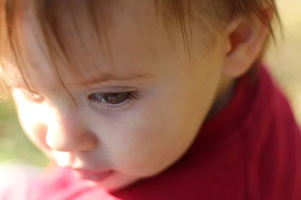 Retrato de cerca de un hermoso bebé. Niño blanco de pelo rubio mirando hacia abajo —  Fotos de Stock