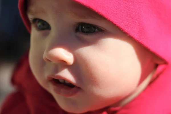 Portret van een mooie witte baby met een rode hoed — Stockfoto