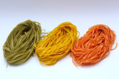 Beyaz arka planda izole edilmiş renkli spagetti yuvaları..